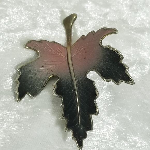 Vintage maple leaf brooch 2 1/2" x 1 3/4"  1.1503 - Picture 8 of 8